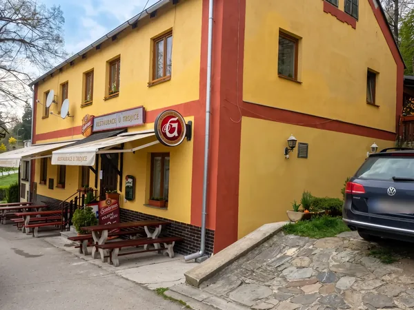 Terasa pod markýzou a parkování u domu