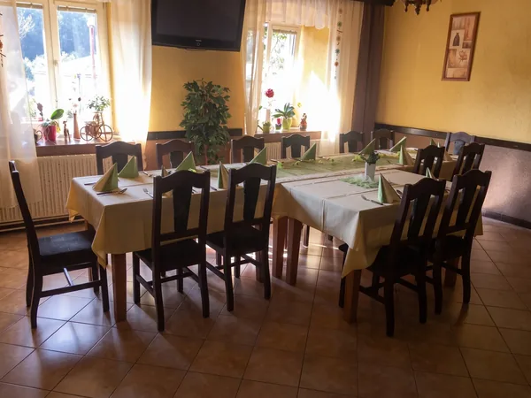 Prostřený sál restaurace